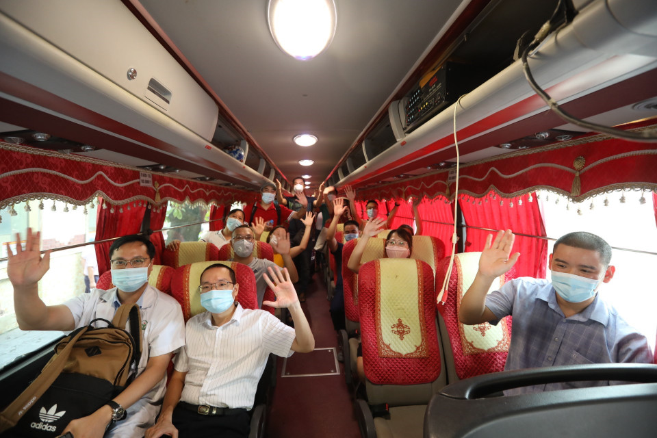 Đoàn cán bộ, y bác sỹ chuẩn bị lên đường vào Thành phố Hồ Chí Minh. (Ảnh: Minh Quyết/TTXVN)