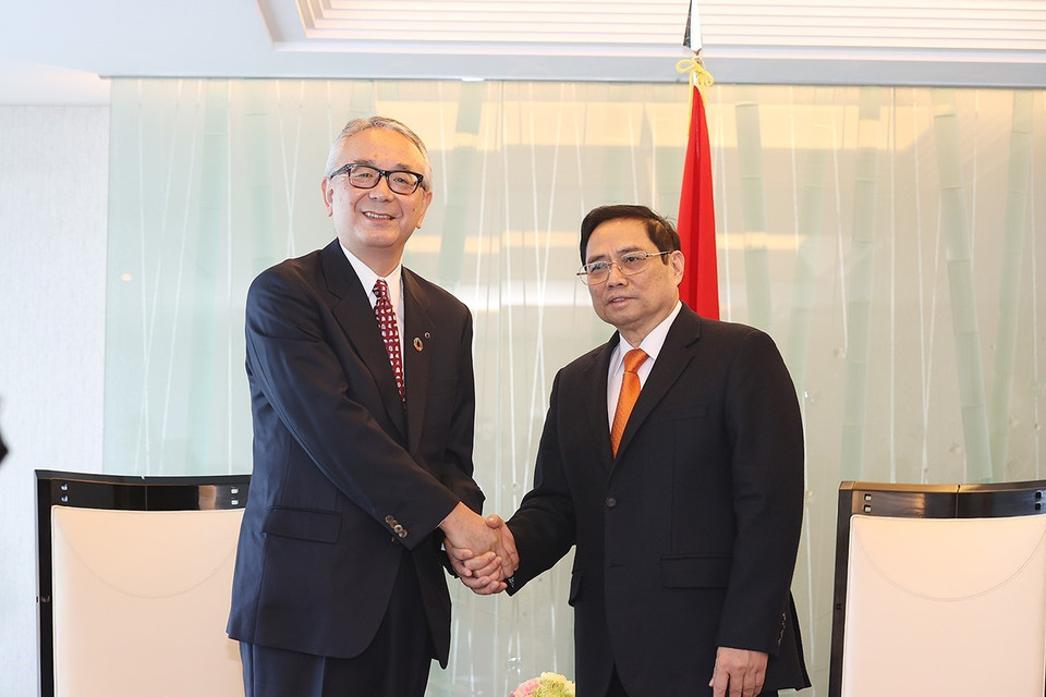 Cũng trong sáng 24/11/2021, tại Thủ đô Tokyo, Nhật Bản, Thủ tướng Phạm Minh Chính tiếp lãnh đạo Tập đoàn Dược phẩm Shionogi đến chào xã giao. (Ảnh: Dương Giang/TTXVN)