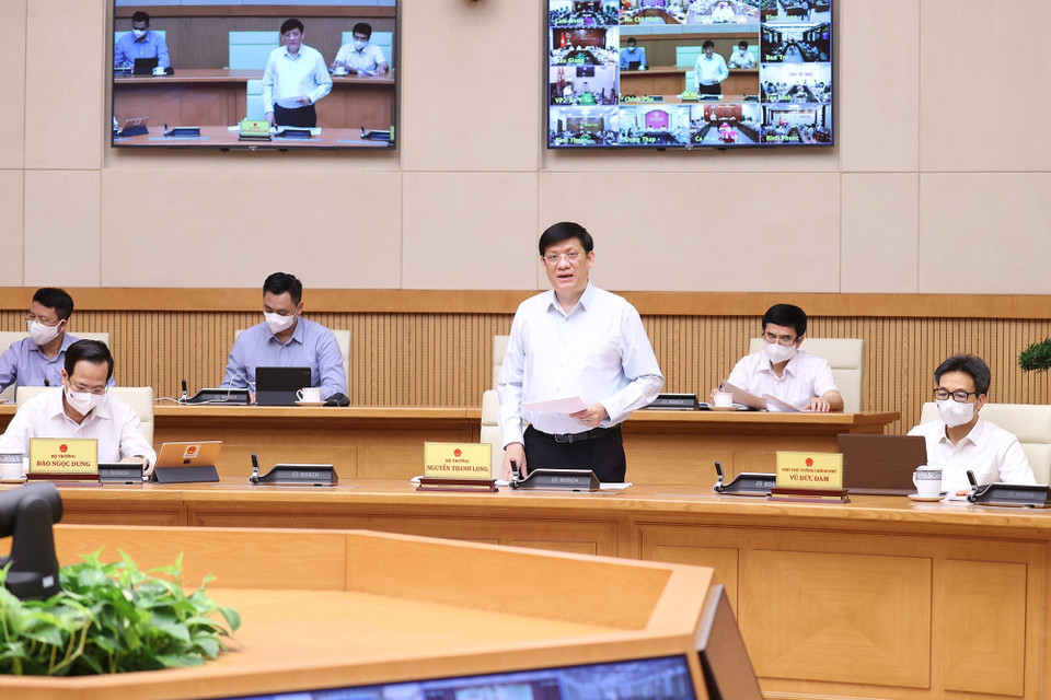 Bộ trưởng Bộ Y tế Nguyễn Thanh Long báo cáo tình hình dịch và kết quả triển khai các biện pháp phòng, chống dịch. (Ảnh: Dương Giang/TTXVN)