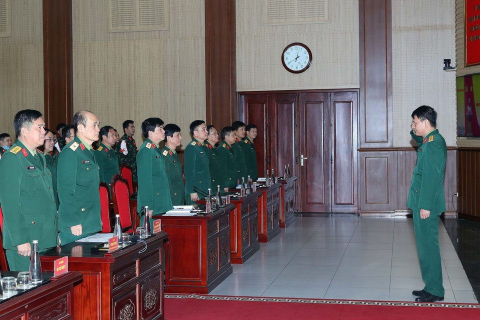 Lãnh đạo Tổng cục Hậu cần và các cơ quan quán triệt nhiệm vụ cho cán bộ, chiến sỹ trước khi lên đường. (Ảnh: Trọng Đức/TTXVN)