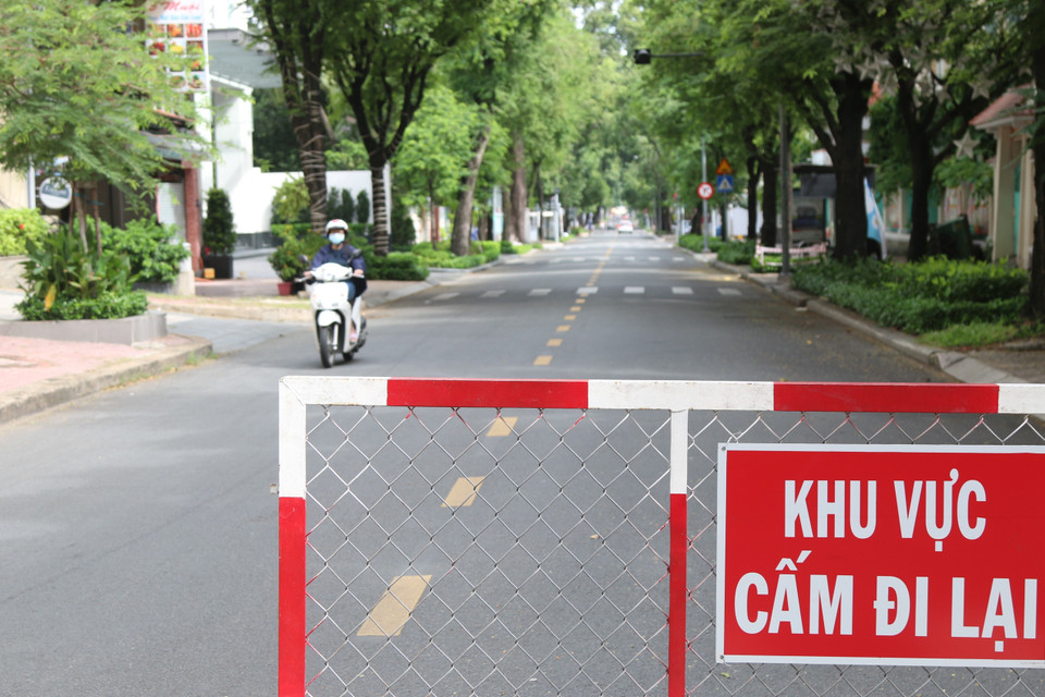 Tuyến đường Lê Quý Đôn, Quận 3, thưa vắng người qua lại. (Ảnh: Trần Xuân Tình/TTXVN)