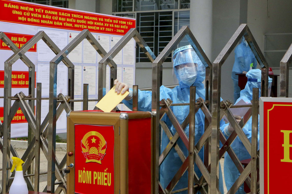 Tình huống cử tri là nhân viên y tế bỏ phiếu bầu tại khu cách ly tập trung, bệnh viện, cơ sở y tế. (Ảnh: Duy Khương/TTXVN)