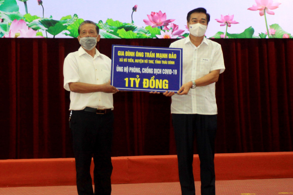 Gia đình ông Trần Mạnh Đảo, xã Vũ Tiến, huyện Vũ Thư trao 1 tỷ đồng ủng hộ công tác phòng, chống dịch COVID-19. (Ảnh: Thế Duyệt/TTXVN)
