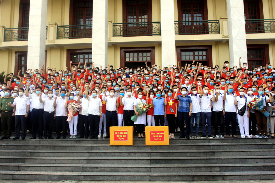 Lãnh đạo tỉnh Thái Bình tiễn đoàn công tác hỗ trợ Thành phố Hồ Chí Minh và Bình Dương chống dịch. (Ảnh: Thế Duyệt/TTXVN)