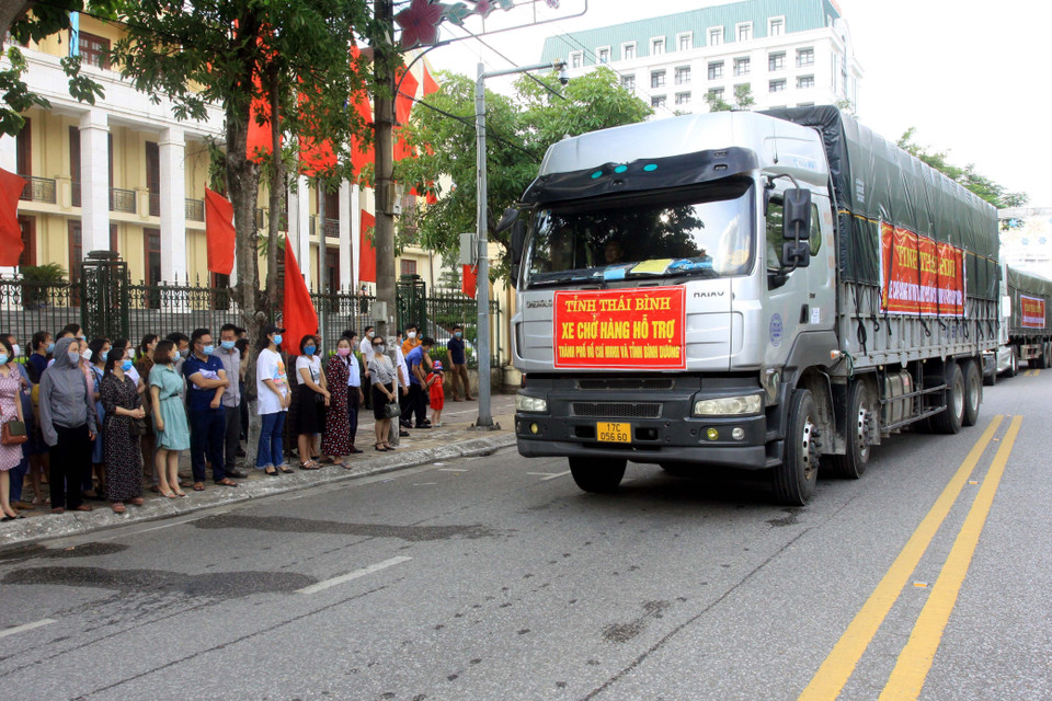 Đoàn xe chở hàng hỗ trợ Thành phố Hồ Chí Minh và Bình Dương chống dịch. (Ảnh: Thế Duyệt/TTXVN)