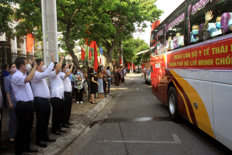 Lãnh đạo tỉnh Thái Bình tiễn đoàn công tác lên đường hỗ trợ Thành phố Hồ Chí Minh và Bình Dương chống dịch. (Ảnh: Thế Duyệt/TTXVN)