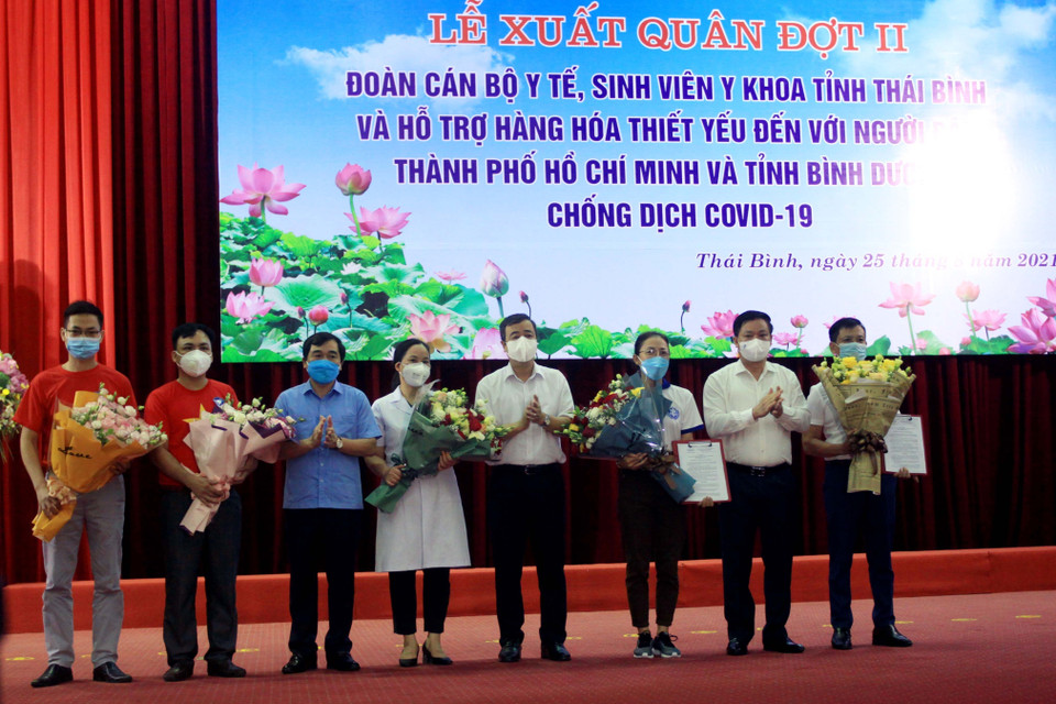 Lãnh đạo tỉnh Thái Bình tặng hoa cho đại diện đoàn công tác. (Ảnh: Thế Duyệt/TTXVN)