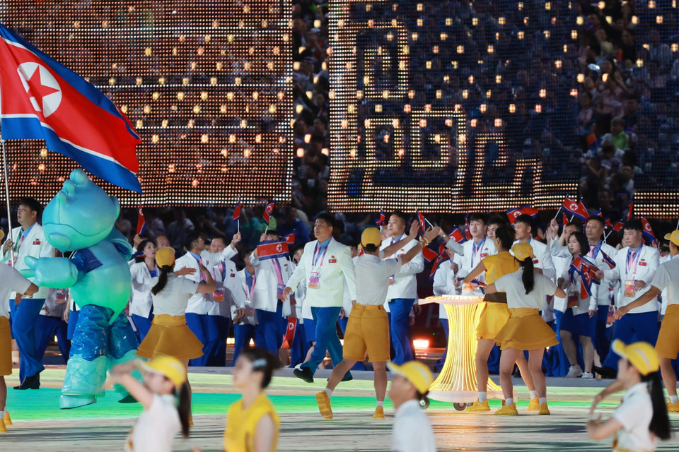 Đoàn Thể thao Triều Tiên diễu hành tại Lễ khai mạc ASIAD lần thứ 19 trên Sân vận động Olympic ở Hàng Châu, tỉnh Chiết Giang, Trung Quốc, ngày 23/9/2023. (Ảnh: Yonhap/TTXVN)