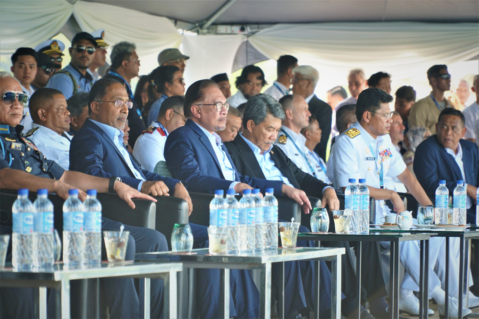 Thủ tướng Malaysia Anwar Ibrahim (ngồi giữa) theo dõi buổi trình diễn tàu biển. (Ảnh: Hằng Linh/TTXVN)