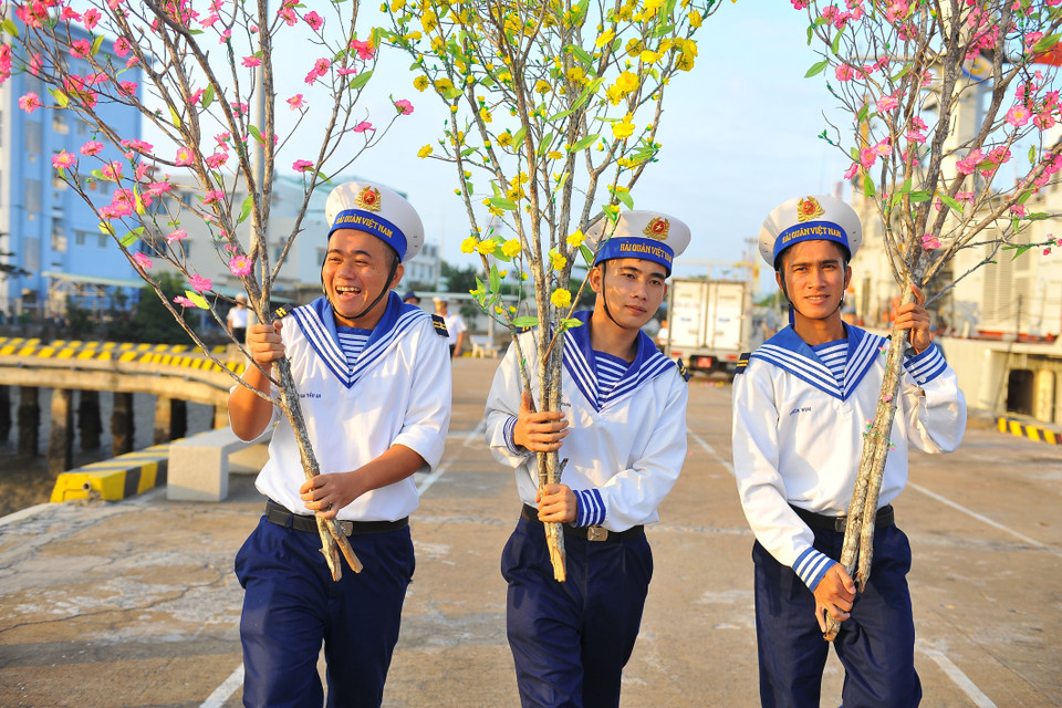 Những cành mai, đào mang theo tình cảm ấm áp từ đất liền gửi đến những người lính đang canh giữ biển đảo thiêng liêng của Tổ quốc. (Ảnh: Minh Đức/TTXVN)