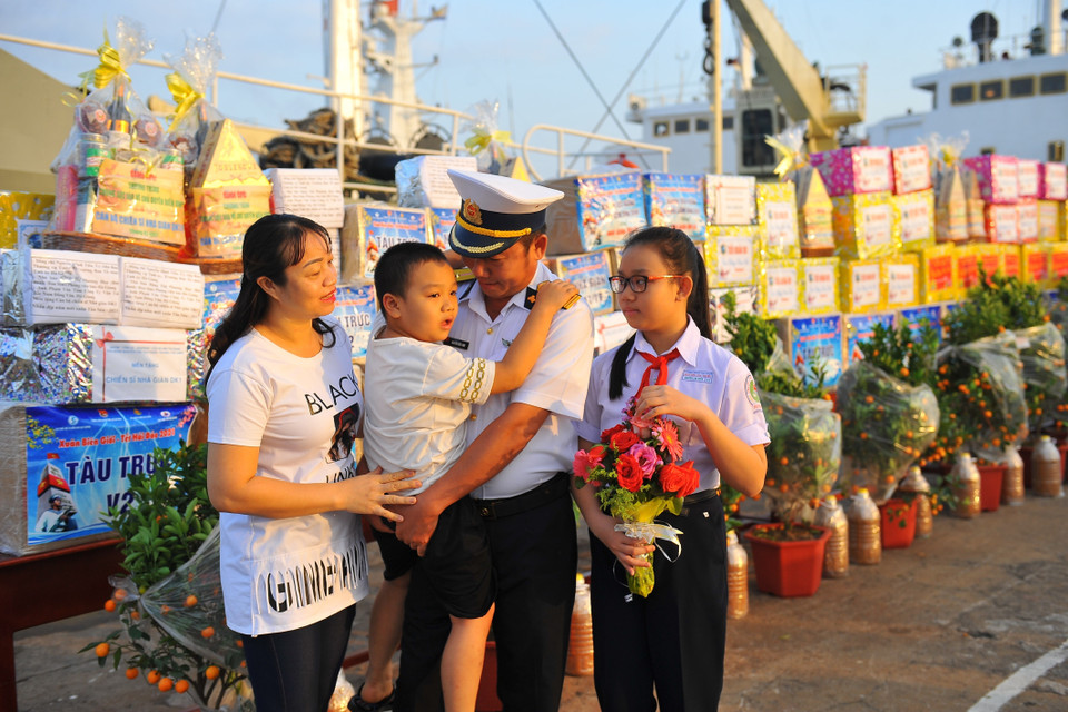 Người sỹ quan Hải quân lưu luyến chia tay người thân để lên đường làm nhiệm vụ. (Ảnh: Minh Đức/TTXVN)