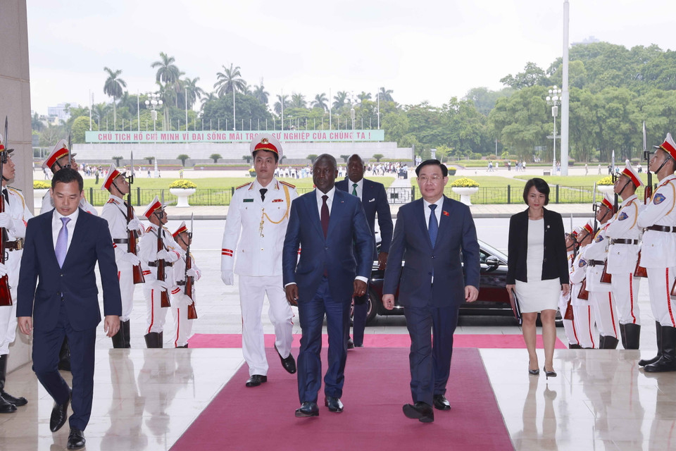 Chủ tịch Quốc hội Vương Đình Huệ và Chủ tịch Quốc hội Bờ Biển Ngà (Côte d'Ivoire) Adama Bictogo tại lễ đón. (Ảnh: Doãn Tấn/TTXVN)