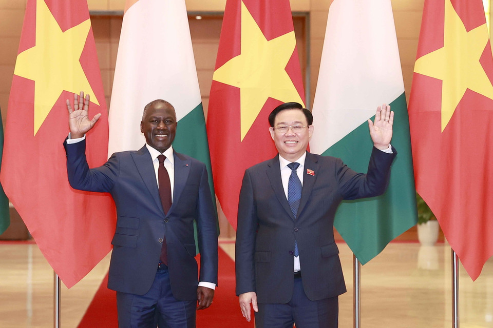 Chủ tịch Quốc hội Vương Đình Huệ và Chủ tịch Quốc hội Bờ Biển Ngà (Côte d'Ivoire) Adama Bictogo. (Ảnh: Doãn Tấn/TTXVN)