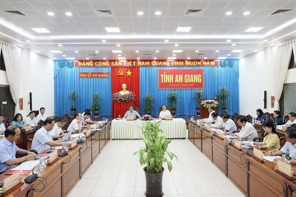 Thủ tướng Phạm Minh Chính chủ trì làm việc với Ban Thường vụ Tỉnh ủy An Giang. (Ảnh: Dương Giang/TTXVN)
