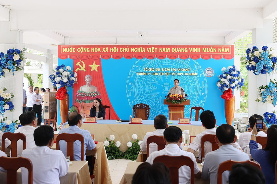 Thủ tướng Phạm Minh Chính phát biểu, động viên giáo viên, học sinh Trường Phổ thông Dân tộc nội trú Trung học Phổ thông An Giang. (Ảnh: Dương Giang/TTXVN)