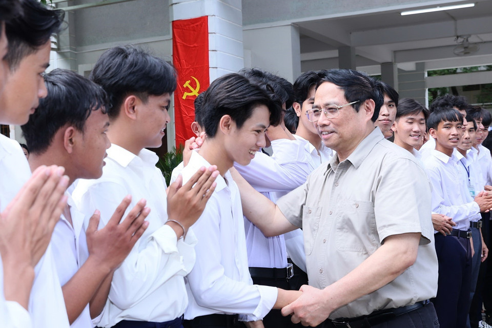 Sáng 17/6, Thủ tướng Phạm Minh Chính đến thăm giáo viên, học sinh Trường Phổ thông Dân tộc nội trú Trung học phổ thông An Giang tại thành phố Châu Đốc, tỉnh An Giang. (Ảnh: Dương Giang/TTXVN)