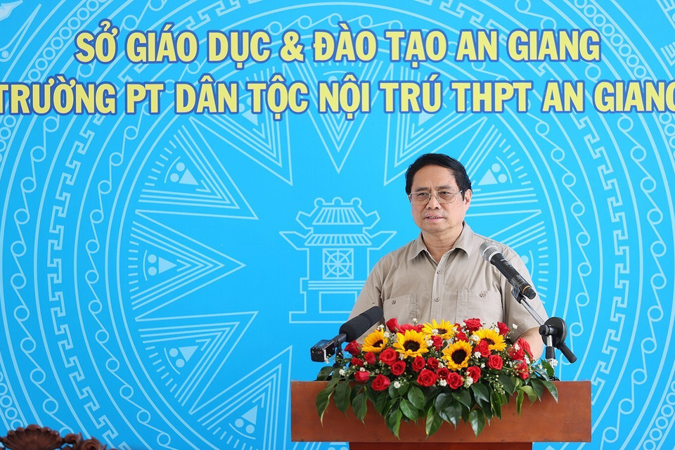 Thủ tướng Phạm Minh Chính phát biểu, động viên giáo viên, học sinh Trường Phổ thông Dân tộc nội trú Trung học phổ thông An Giang. (Ảnh: Dương Giang/TTXVN)