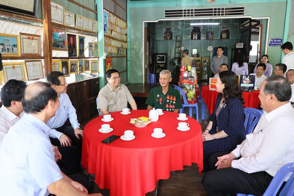 Thủ tướng Phạm Minh Chính thăm thương binh Huỳnh Quang Vinh. (Ảnh: Dương Giang/TTXVN)