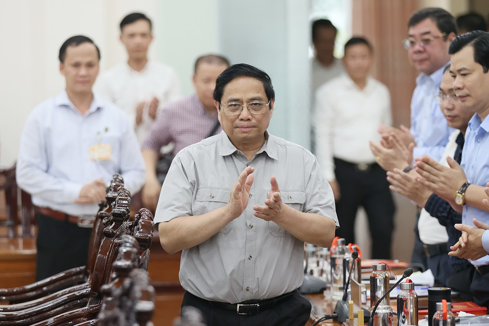 Chiều 17/6, tại thành phố Long Xuyên, tỉnh An Giang, Thủ tướng Phạm Minh Chính chủ trì làm việc với Ban Thường vụ Tỉnh ủy An Giang về tình hình phát triển kinh tế-xã hội, quốc phòng, an ninh, công tác xây dựng Đảng và hệ thống chính trị của tỉnh. (Ảnh: Dương Giang/TTXVN)