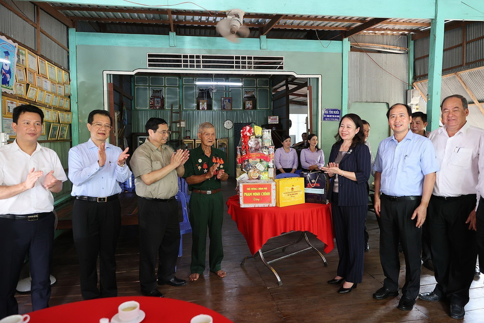 Thủ tướng Phạm Minh Chính thăm, tặng quà thương binh Huỳnh Quang Vinh. (Ảnh: Dương Giang/TTXVN)