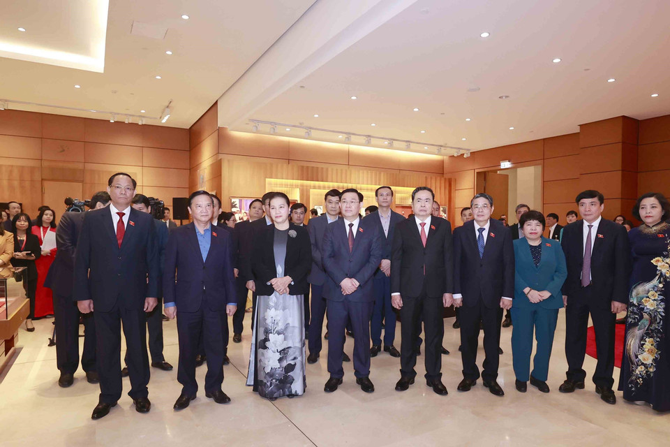 Chủ tịch Quốc hội Vương Đình Huệ và nguyên Chủ tịch Quốc hội Nguyễn Thị Kim Ngân cùng các đại biểu tại buổi lễ. (Ảnh: Doãn Tấn/TTXVN)