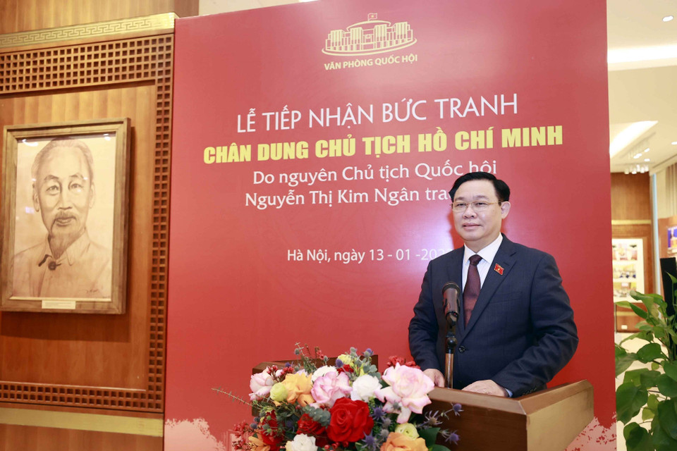 Sáng 13/1, Chủ tịch Quốc hội Vương Đình Huệ dự Lễ tiếp nhận bức tranh chân dung Chủ tịch Hồ Chí Minh do nguyên Chủ tịch Quốc hội Nguyễn Thị Kim Ngân trao tặng và trồng cây xà cừ do Chủ tịch Quốc hội Thái Lan Chuan Leekpai tặng Chủ tịch Quốc hội Nguyễn Thị Kim Ngân nhân chuyến thăm chính thức Thái Lan tháng 8/2019. Đây là cây được nhân giống từ cây xà cừ mà Thủ tướng Võ Văn Kiệt tặng Thủ tướng Thái Lan Chuan Leekpai năm 1994 khi ông sang thăm Việt Nam. (Ảnh: Doãn Tấn/TTXVN)