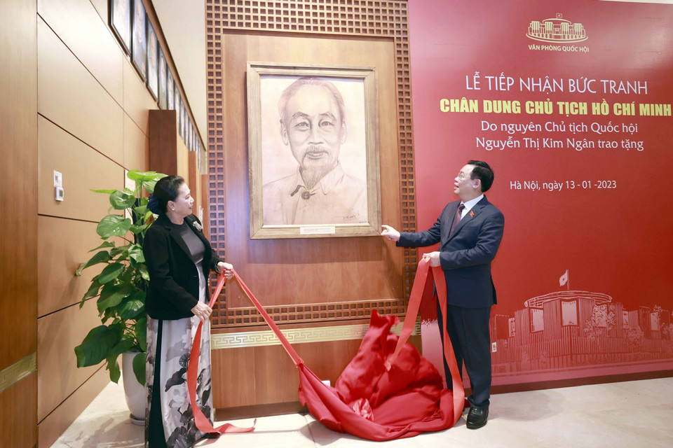 Chủ tịch Quốc hội Vương Đình Huệ và nguyên Chủ tịch Quốc hội Nguyễn Thị Kim Ngân thực hiện nghi thức tiếp nhận. (Ảnh: Doãn Tấn/TTXVN)