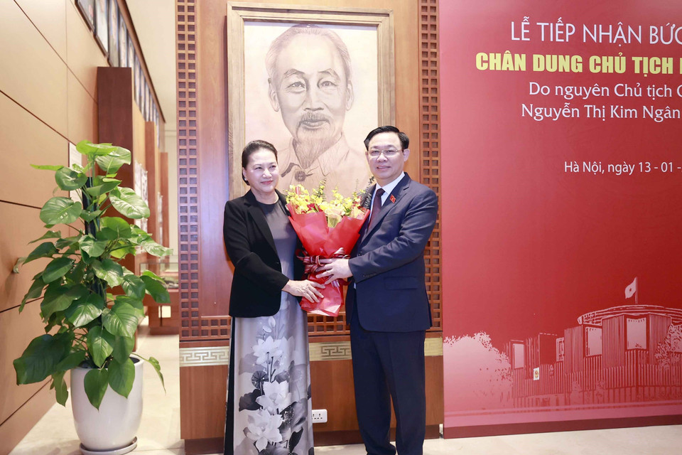 Chủ tịch Quốc hội Vương Đình Huệ tặng hoa nguyên Chủ tịch Quốc hội Nguyễn Thị Kim Ngân tại buổi lễ. (Ảnh: Doãn Tấn/TTXVN)