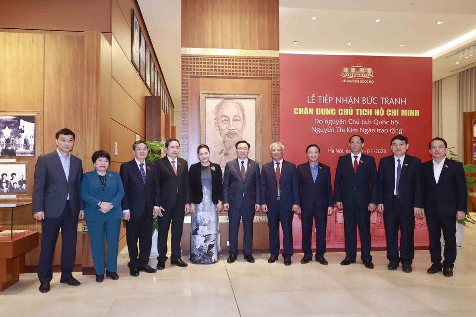 Chủ tịch Quốc hội Vương Đình Huệ, nguyên Chủ tịch Quốc hội Nguyễn Thị Kim Ngân và đại biểu dự Lễ tiếp nhận bức tranh chân dung Chủ tịch Hồ Chí Minh. (Ảnh: Doãn Tấn/TTXVN)