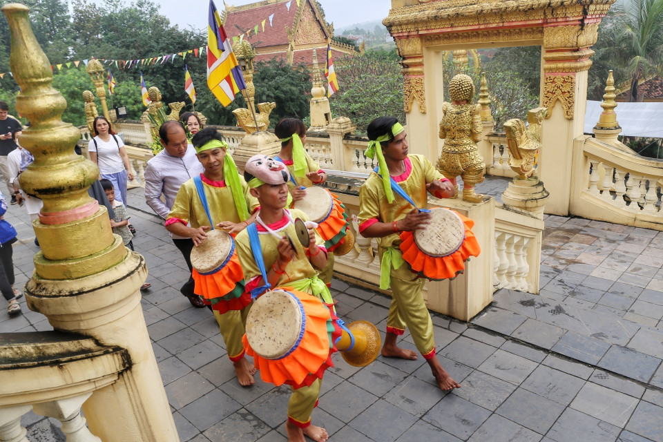 Nghi thức rước thần Kapila quanh chính điện 3 vòng để làm lễ mừng năm mới. (Ảnh: Tuấn Đức/TTXVN)