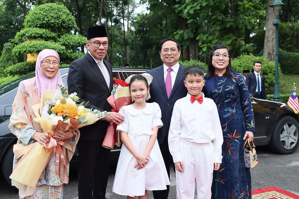 Thủ tướng Phạm Minh Chính và Phu nhân đón Thủ tướng Malaysia Anwar Ibrahim và Phu nhân thăm chính thức Việt Nam. (Ảnh: Dương Giang/TTXVN)