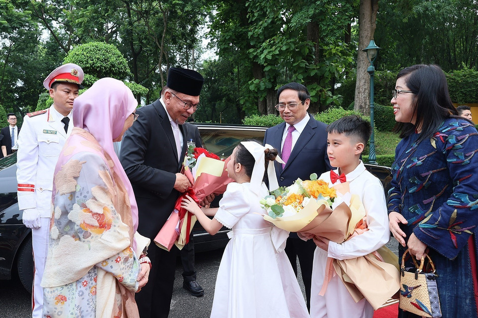 Thiếu nhi Thủ đô tặng hoa chào mừng Thủ tướng Malaysia Anwar Ibrahim và Phu nhân thăm chính thức Việt Nam. (Ảnh: Dương Giang/TTXVN)