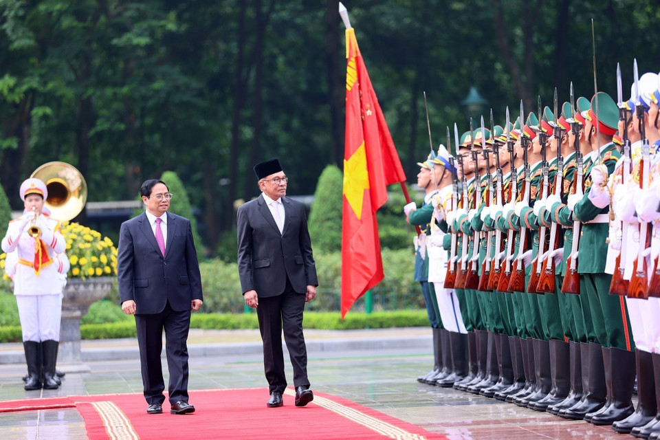 Thủ tướng Phạm Minh Chính và Thủ tướng Malaysia Anwar Ibrahim duyệt Đội Danh dự Quân đội Nhân dân Việt Nam. (Ảnh: Dương Giang/TTXVN)