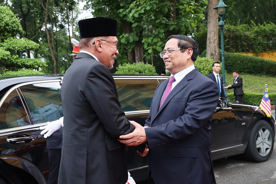 Thủ tướng Phạm Minh Chính đón Thủ tướng Malaysia Anwar Ibrahim. (Ảnh: Dương Giang/TTXVN)