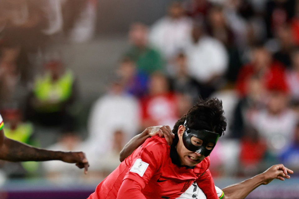 Thất bại này khiến đội tuyển Hàn Quốc đối mặt với nguy cơ bị loại khỏi giải đấu ngay từ vòng bảng. Họ vẫn chỉ có trong tay 1 điểm và sẽ phải chạm trán Bồ Đào Nha ở lượt cuối. (Ảnh: Hải An/Vietnam+)