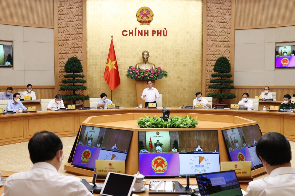 Thủ tướng Phạm Minh Chính đề nghị các cấp, các ngành nỗ lực nhanh chóng kiểm soát dịch bệnh, nghiên cứu giải pháp thích ích an toàn trong điều kiện mới; xây dựng kịch bản khôi phục, phát triển kinh tế trong tình hình mới. (Ảnh: Dương Giang/TTXVN)