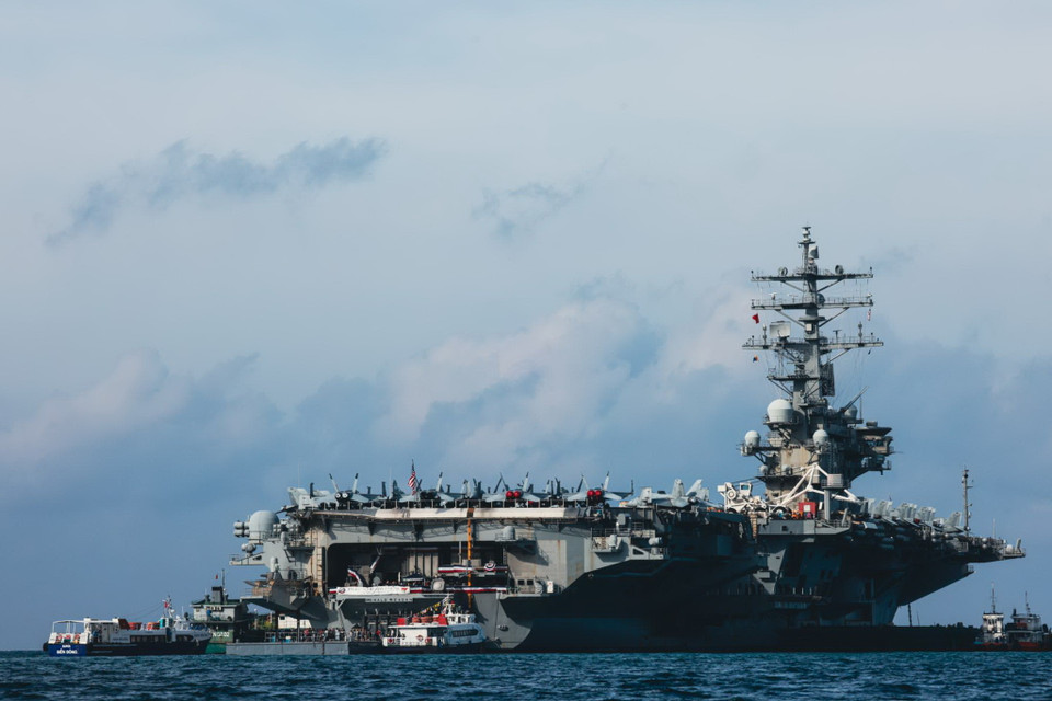 USS Ronald Reagan có thể mang theo 90 máy bay các loại và hoạt động như một căn cứ không quân di động trên biển, có chiều dài hơn 332m và cần đến một thủy thủ đoàn hơn 5.000 người để vận hành, trong đó bao gồm cả thành viên các phi đội chiến đấu cơ được triển khai trên tàu.(Nguồn: Ngô Trần Hải An/Vietnam+)