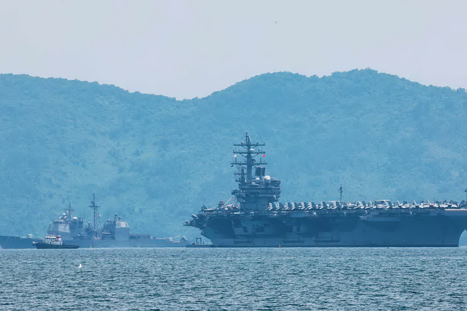 Các nhóm sỹ quan và thủy thủ đoàn tham gia một số hoạt động cộng đồng tại Đà Nẵng như giao lưu văn nghệ, thể thao, ẩm thực, tiếng Anh; hoạt động nhân đạo tại Làng Hy vọng, Trung tâm Nuôi dưỡng trẻ mồ côi Hoa Mai. (Nguồn: Ngô Trần Hải An/Vietnam+)