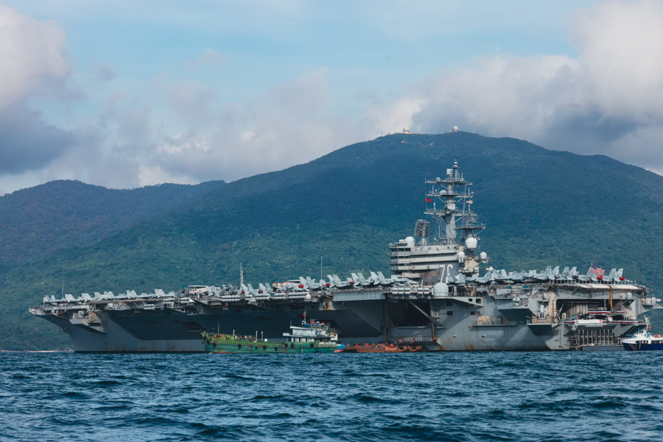 Tàu sân bay USS Ronald Reagan tại cảng Tiên Sa ngày 25/6/2023 là một trong số tàu thuộc lớp tàu sân bay lớp Nimitz chạy năng lượng hạt nhân của Hải quân Mỹ, được đặt theo tên của Tổng thống Mỹ thứ 40 Ronald Reagan, có lượng choán nước hơn 100.000 tấn. (Nguồn: Ngô Trần Hải An/Vietnam+)