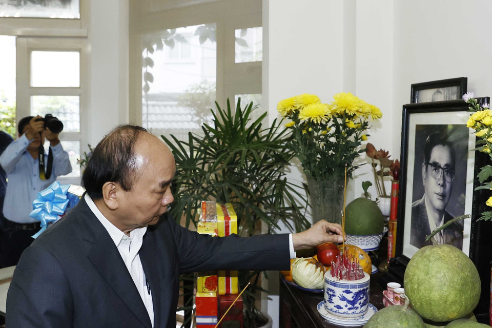 Chủ tịch nước Nguyễn Xuân Phúc dâng hương tưởng nhớ Tổng Bí thư Nguyễn Văn Linh. (Ảnh: Thống Nhất/TTXVN)