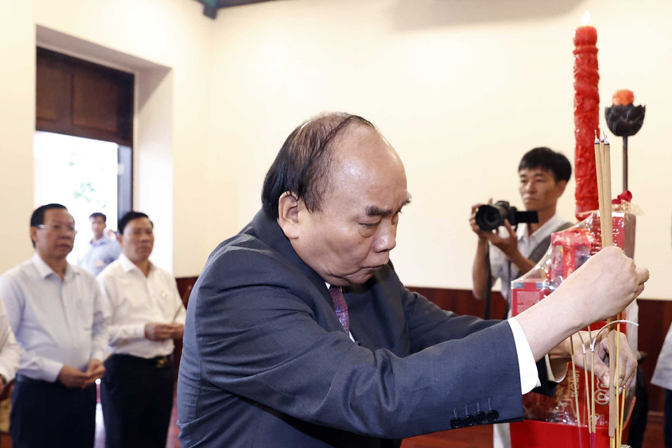 Ngày 11/1/2023, tại Thành phố Hồ Chí Minh, Chủ tịch nước Nguyễn Xuân Phúc tới dâng hương, hoa tưởng nhớ Chủ tịch Hồ Chí Minh, Chủ tịch Tôn Đức Thắng tại Bào tàng Hồ Chí Minh (Chi nhánh Thành phố Hồ Chí Minh), Tổng Bí thư Nguyễn Văn Linh, Chủ tịch Hội đồng Nhà nước Võ Chí Công và Đại tướng, Chủ tịch nước Lê Đức Anh. Trong ảnh: Chủ tịch nước Nguyễn Xuân Phúc dâng hương tưởng nhớ Chủ tịch Hồ Chí Minh tại Bào tàng Hồ Chí Minh (Chi nhánh Thành phố Hồ Chí Minh). (Ảnh: Thống Nhất/TTXVN)