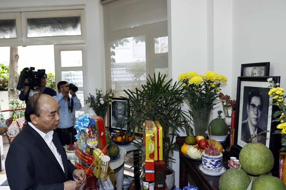 Chủ tịch nước Nguyễn Xuân Phúc dâng hương tưởng nhớ Tổng Bí thư Nguyễn Văn Linh. (Ảnh: Thống Nhất/TTXVN)