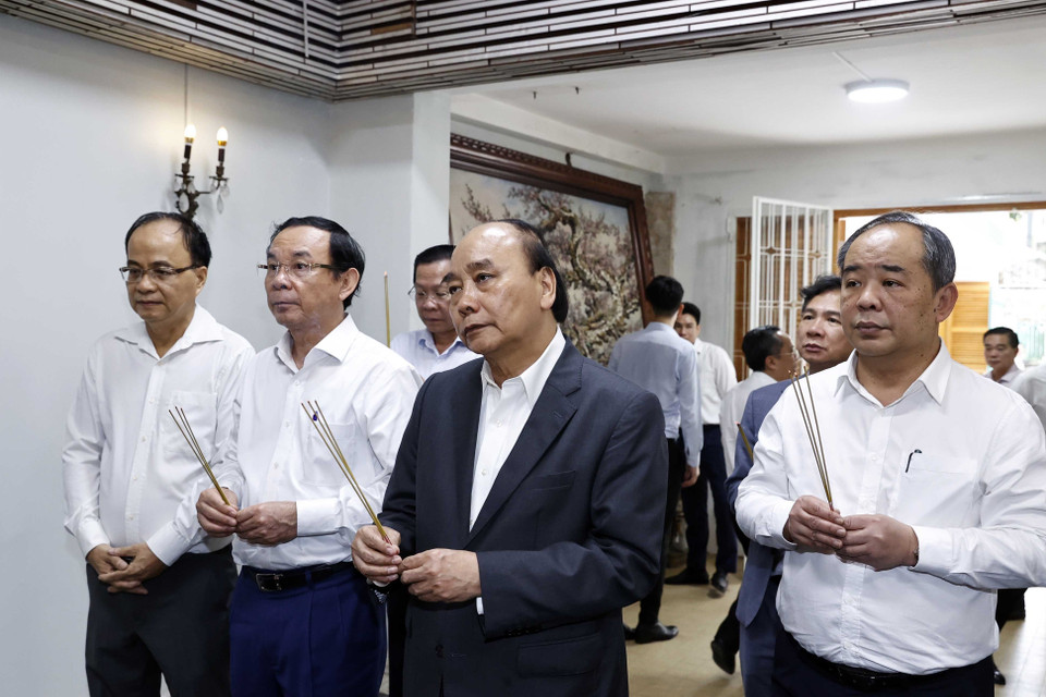 Chủ tịch nước Nguyễn Xuân Phúc dâng hương tưởng nhớ Đại tướng, Chủ tịch nước Lê Đức Anh. (Ảnh: Thống Nhất/TTXVN)