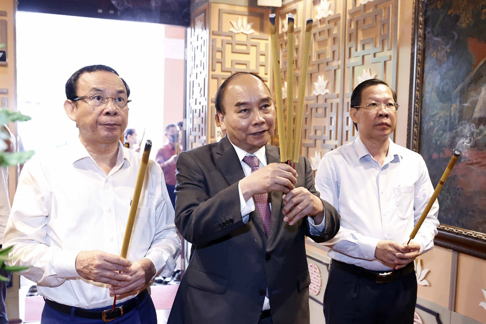 Chủ tịch nước Nguyễn Xuân Phúc dâng hương tưởng nhớ Chủ tịch Tôn Đức Thắng tại Bào tàng Hồ Chí Minh (Chi nhánh Thành phố Hồ Chí Minh). (Ảnh: Thống Nhất/TTXVN)