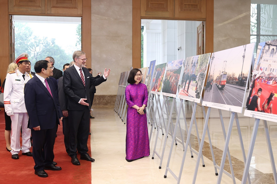 Phó Tổng Giám đốc Thông tấn xã Việt Nam Đoàn Thị Tuyết Nhung giới thiệu trưng bày ảnh với hai Thủ tướng. (Ảnh: Dương Giang/TTXVN)