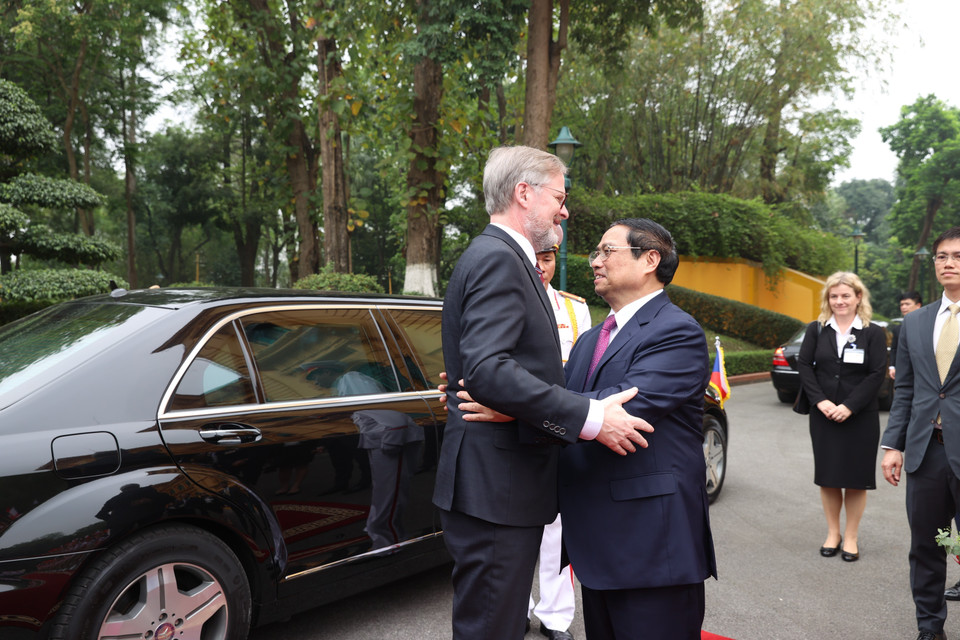 Thủ tướng Phạm Minh Chính đón Thủ tướng nước Cộng hòa Séc Petr Fiala. (Ảnh: Dương Giang/TTXVN)