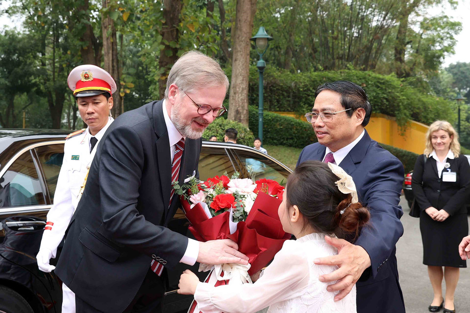 Thiếu nhi thủ đô tặng hoa chào mừng Thủ tướng nước Cộng hòa Séc Petr Fiala. (Ảnh: Dương Giang/TTXVN)