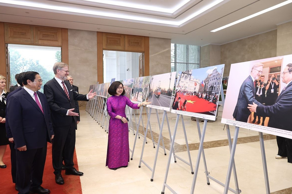 Sáng 21/4, tại trụ sở Chính Phủ, Thủ tướng Phạm Minh Chính và Thủ tướng Cộng hòa Séc Petr Fiala tham quan những hình ảnh tiêu biểu về hợp tác chính trị, ngoại giao, kinh tế, văn hóa giữa hai nước do Thông tấn xã Việt Nam tổ chức. (Ảnh: Dương Giang/TTXVN)