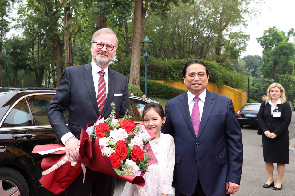 Thiếu nhi thủ đô tặng hoa chào mừng Thủ tướng nước Cộng hòa Séc Petr Fiala. (Ảnh: Dương Giang/TTXVN)