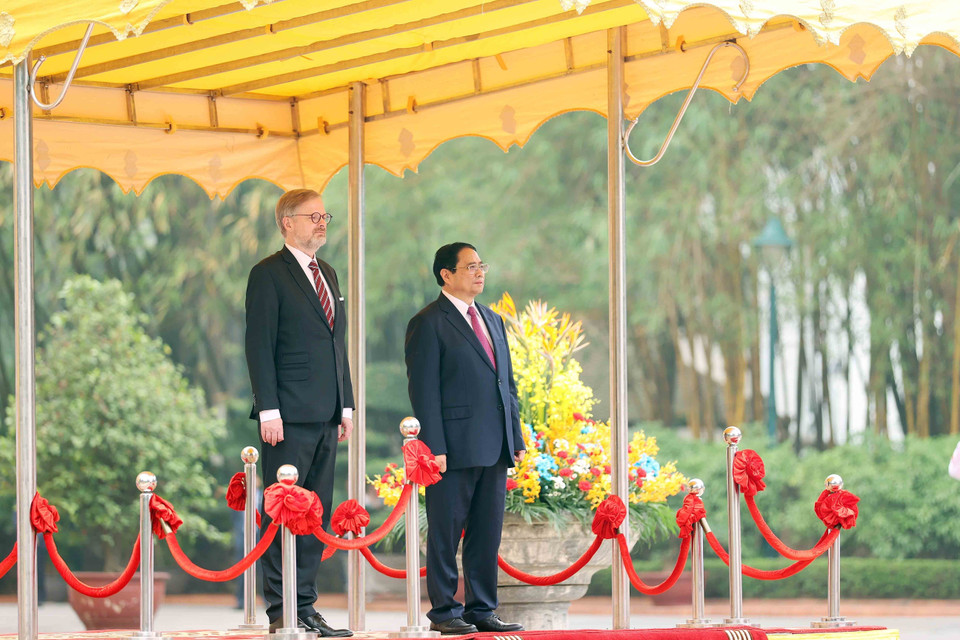 Thủ tướng Phạm Minh Chính và Thủ tướng nước Cộng hòa Séc Petr Fiala nghe quân nhạc cử Quốc thiều hai nước. (Ảnh: Dương Giang/TTXVN)